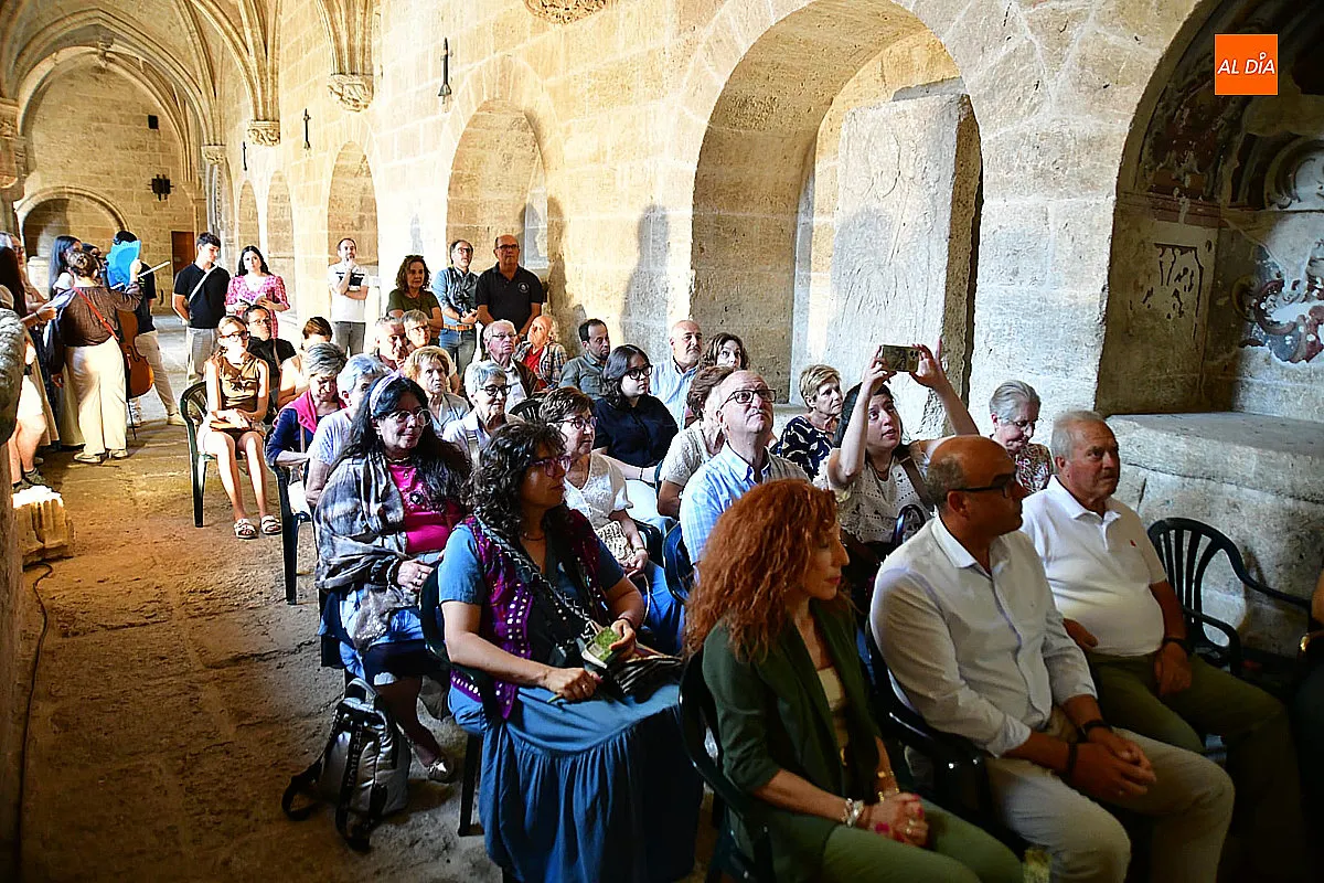 Foto 8 - Juan Carlos S&aacute;nchez presenta en el claustro de la catedral su libro `Peregrinos de esperanza. Un amor en la frontera&acute;